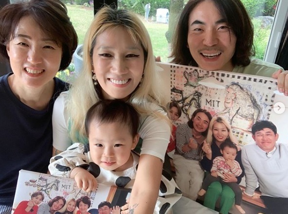 스티브J(정혁서)-요니P(배승연) 부부가 '한끼줍쇼' 인증 사진을 들고 가족과 함께 사진을 촬영하고 있다. 요니P 인스타그램