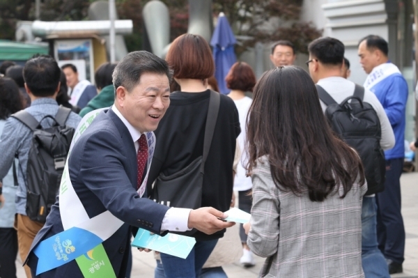 박승원 광명시장이 철산역 앞에서 광명사랑화폐 사용 활성화를 위한 가두 캠페인을 벌이고 있다. 광명시 제공