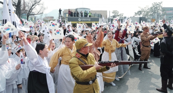 가평군은 제100주년 3·1절을 기념하고 순국선열들의 숭고한 애국정신을 추모하기 위해 지난 3월 15일 가평읍과 북면일원에서 제32회 가평의병 3·1항일운동 기념행사를 개최했다. 가평군 제공