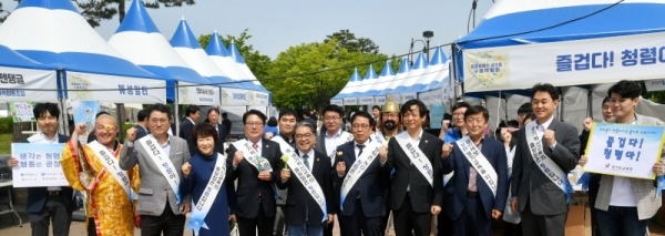 마을교육 공동체와 함께하는 '중증장애인 생산품 구매박람회'가 열린 9일 수원월드컵경기장 중앙광장에서 이재정 경기도교육감 등 참석자들이 공직자 청렴 캠페인을 벌이고 있다. 경기도교육청 주최로 열린 이번 행사에는 100여개의 장애인 관련 업체가 참여해 다양한 제품 판매 및 체험존 등을 운영했다. 김시범기자