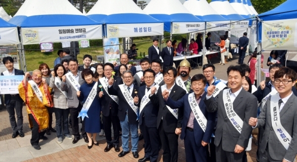 마을교육 공동체와 함께하는 '중증장애인 생산품 구매박람회'가 열린 9일 수원월드컵경기장 중앙광장에서 이재정 경기도교육감 등 참석자들이 공직자 청렴 캠페인을 벌이고 있다. 경기도교육청 주최로 열린 이번 행사에는 100여개의 장애인 관련 업체가 참여해 다양한 제품 판매 및 체험존 등을 운영했다. 김시범기자