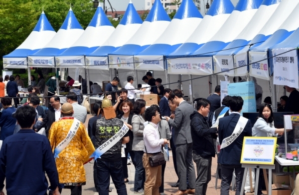 마을교육 공동체와 함께하는 '중증장애인 생산품 구매박람회'가 열린 9일 수원월드컵경기장 중앙광장에서 시민들이 물품 구입 및 체험을 하고 있다. 경기도교육청 주최로 열린 이번 행사에는 100여 개의 장애인 관련 단체가 참여해 다양한 제품 판매 및 체험존 등을 운영했다. 김시범기자