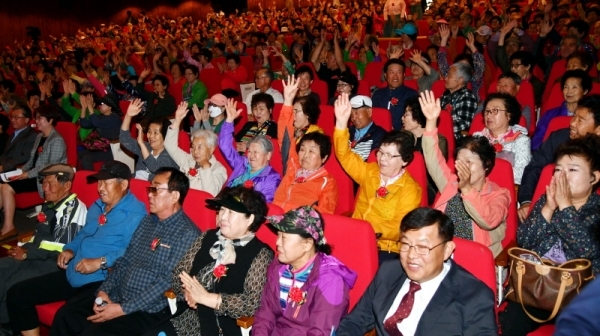 9일 가평군 가평문화예술회관에서 열린 ‘가평 효 콘서트’에서 어르신들이 박수를 치고 있다.전형민기자