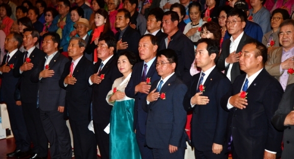 9일 가평군 가평문화예술회관에서 열린 ‘제47회 어버이날 기념식 및 가평 효 콘서트’에서 김성기 가평군수, 송기욱 가평군의회 의장, 김영우 국회의원 등 참석자들이 국민의례를 하고 있다.전형민기자