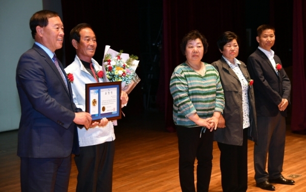 9일 가평군 가평문화예술회관에서 열린 ‘제47회 어버이날 기념식 및 가평 효 콘서트’에서 김성기 가평군수가 유공자에 대한 표창을 하고 있다.전형민기자