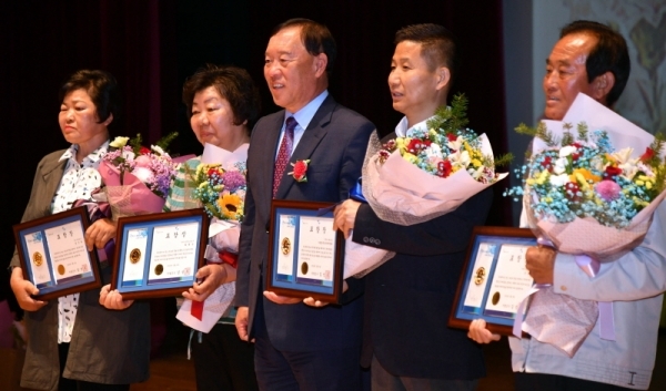 9일 가평군 가평문화예술회관에서 열린 ‘제47회 어버이날 기념식 및 가평 효 콘서트’에서 김성기 가평군수가 유공자에 대한 표창을 하고 있다.전형민기자