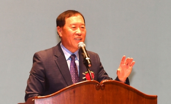 9일 가평군 가평문화예술회관에서 열린 ‘제47회 어버이날 기념식 및 가평 효 콘서트’에서 김성기 가평군수가 기념사를 하고 있다.전형민기자