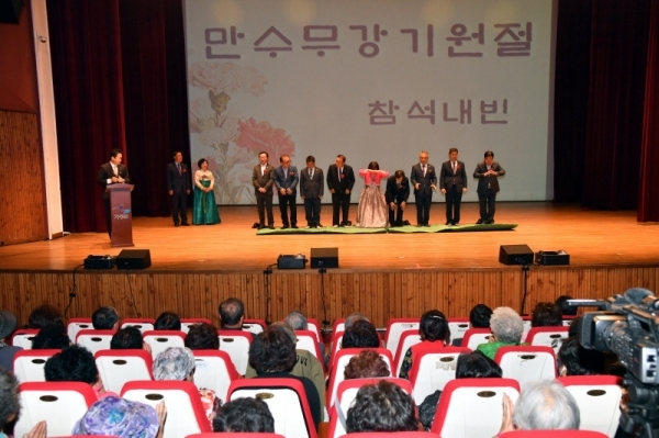 9일 가평군 가평문화예술회관에서 열린 ‘제47회 어버이날 기념식 및 가평 효 콘서트’에서 김성기 가평군수, 송기욱 가평군의회 의장, 김영우 국회의원 등 참석자들이 어버이날 노래를 합창하고 있다.전형민기자