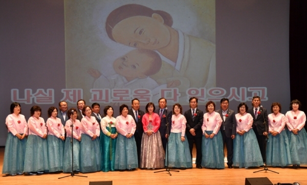 9일 가평군 가평문화예술회관에서 열린 ‘제47회 어버이날 기념식 및 가평 효 콘서트’에서 김성기 가평군수, 송기욱 가평군의회 의장, 김영우 국회의원 등 참석자들이 어버이날 노래를 합창하고 있다.전형민기자