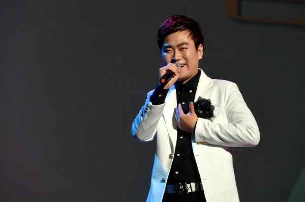 9일 가평군 가평문화예술회관에서 열린 ‘가평 효 콘서트’에서 가수 호별이 공연을 하고 있다.전형민기자