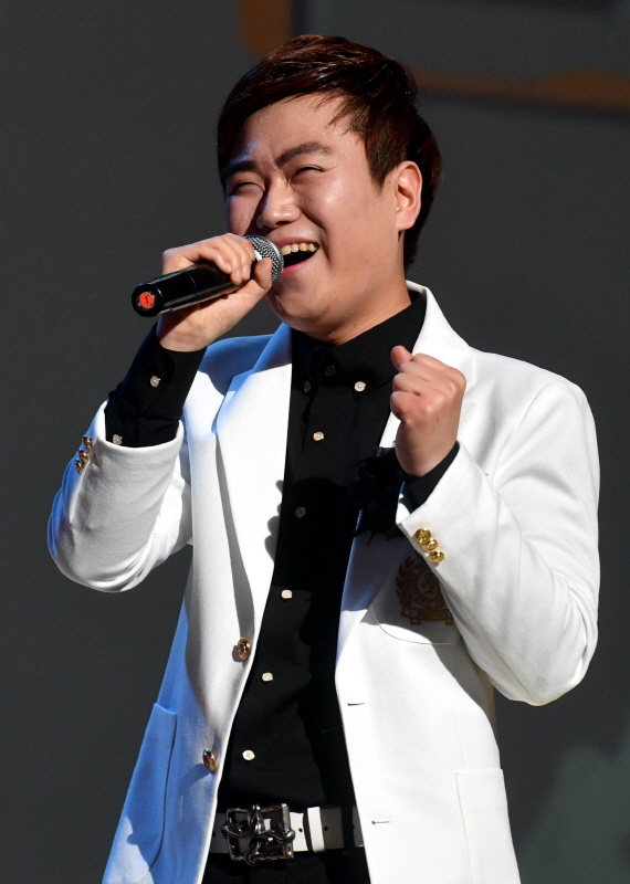 9일 가평군 가평문화예술회관에서 열린 ‘가평 효 콘서트’에서 가수 호별이 공연을 하고 있다.전형민기자
