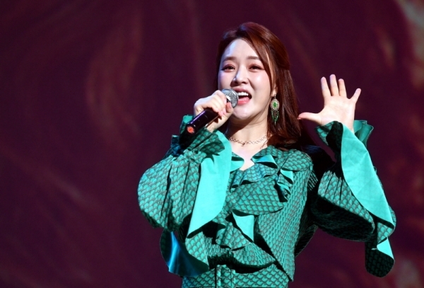 9일 가평군 가평문화예술회관에서 열린 ‘가평 효 콘서트’에서 가수 금잔디가 공연을 하고 있다.전형민기자