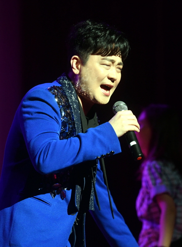 9일 가평군 가평문화예술회관에서 열린 ‘가평 효 콘서트’에서 가수 박현빈이 공연을 하고 있다.전형민기자