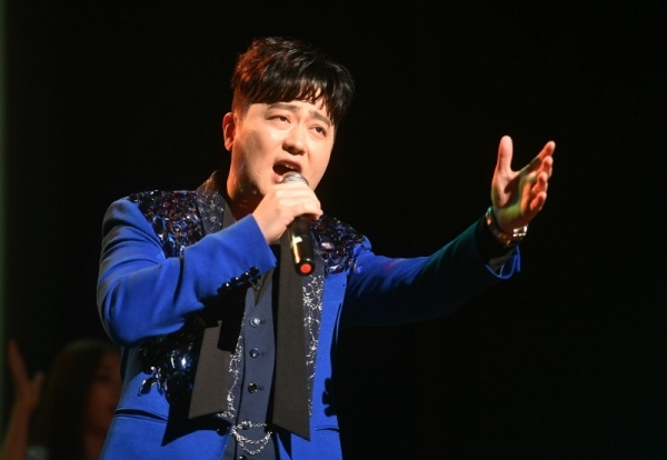 9일 가평군 가평문화예술회관에서 열린 ‘가평 효 콘서트’에서 가수 박현빈이 공연을 하고 있다.전형민기자
