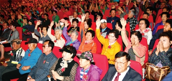 9일 가평군 가평문화예술회관에서 열린 ‘가평 효 콘서트’에서 어르신들이 박수를 치고 있다. 전형민기자