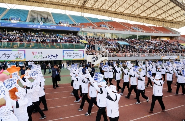 제65회 경기도체육대회 개회식이 9일 ‘살맛나는 생생도시 안산’ 와~스타디움에서 진행되고 있다. 1천350만 경기도민 최대의 스포츠 축제인 도민체전은 3일간의 대장정에 돌입한다. 선수단이 입장하고 있다. 윤원규 기자