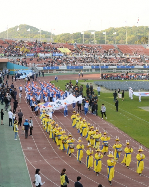 제65회 경기도체육대회 개회식이 9일 ‘살맛나는 생생도시 안산’ 와~스타디움에서 진행되고 있다. 1천350만 경기도민 최대의 스포츠 축제인 도민체전은 3일간의 대장정에 돌입한다. 선수단이 입장하고 있다. 윤원규 기자