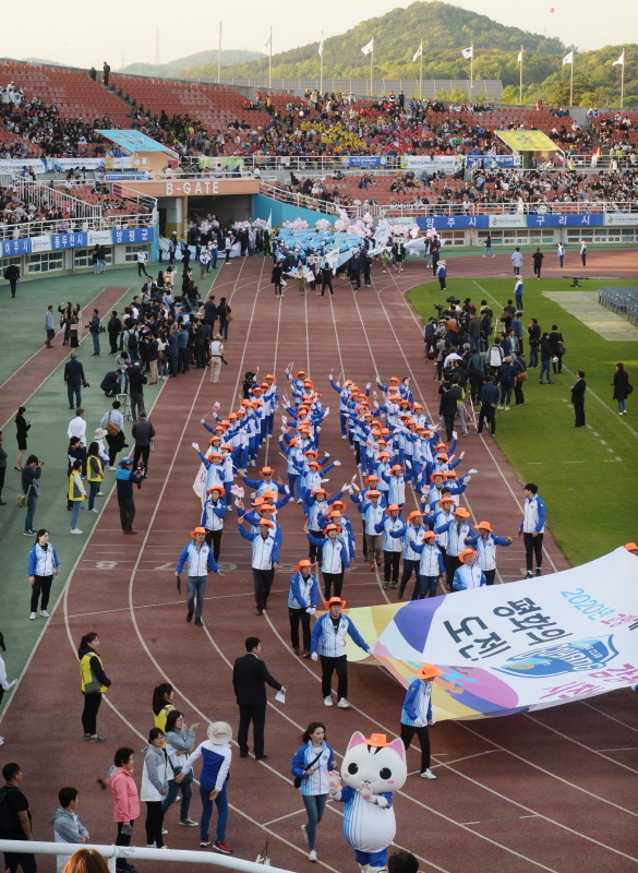 제65회 경기도체육대회 개회식이 9일 ‘살맛나는 생생도시 안산’ 와~스타디움에서 진행되고 있다. 1천350만 경기도민 최대의 스포츠 축제인 도민체전은 3일간의 대장정에 돌입한다. 선수단이 입장하고 있다. 윤원규 기자