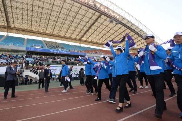 제65회 경기도체육대회 개회식이 9일 ‘살맛나는 생생도시 안산’ 와~스타디움에서 진행되고 있다. 1천350만 경기도민 최대의 스포츠 축제인 도민체전은 3일간의 대장정에 돌입한다. 경기도의 31개 시의 선수단이 입장하고 있다. 윤원규 기자