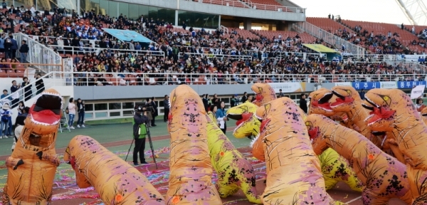 제65회 경기도체육대회 개회식이 9일 ‘살맛나는 생생도시 안산’ 와~스타디움에서 진행되고 있다. 1천350만 경기도민 최대의 스포츠 축제인 도민체전은 3일간의 대장정에 돌입한다. 선수단이 입장하고 있다. 윤원규 기자
