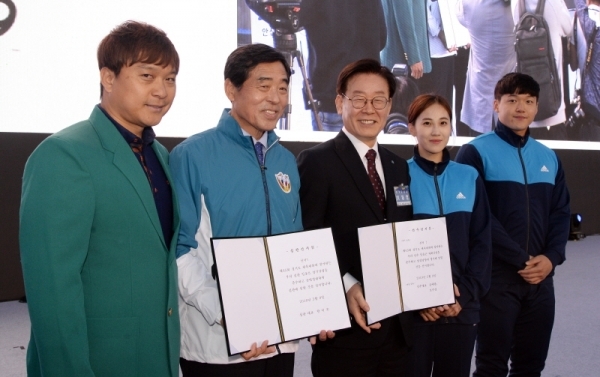 제65회 경기도체육대회 개회식이 9일 ‘살맛나는 생생도시 안산’ 와~스타디움에서 진행되고 있다. 1천350만 경기도민 최대의 스포츠 축제인 도민체전은 3일간의 대장정에 돌입한다. 선수단 대표와 심판대표가 선서 후 이재명 경기도지사와 윤화섭 안산시장과 기념촬영을 하고 있다. 윤원규 기자