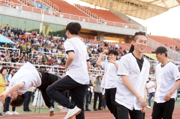 제65회 경기도체육대회 개회식이 9일 ‘살맛나는 생생도시 안산’ 와~스타디움에서 진행되고 있다. 1천350만 경기도민 최대의 스포츠 축제인 도민체전은 3일간의 대장정에 돌입한다. 31개 각 시의 선수단이 입장하고 있다. 윤원규 기자