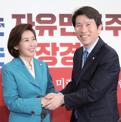 자유한국당 나경원 원내대표(왼쪽)가 9일 오후 국회 원내대표실을 방문한 더불어민주당 이인영 신임 원내대표와 악수하고 있다. 연합뉴스