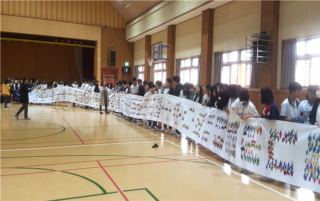 수원미술협회는 자유학기 전일제 진로체험의 일환으로 정조대왕 능행반차도 퍼포먼스를 지난달 29일 실시했다.