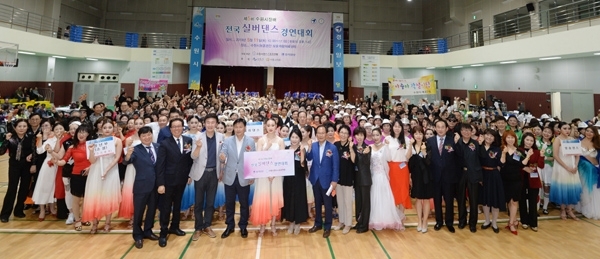 11일 오전 수원시 장안구 수원보훈공단 보훈재활체육센터에서 열린 `제5회 수원시장배 전국 실버댄스 경연대회`에서 김영진 국회의원, 권영필 수원시스포츠댄스연맹 회장, 이만호 한국 댄스스포츠 교육협회 회장, 김연배 경기일보 사업국장 등 내빈들과 참가자들이 기념촬영을 하고 있다. 윤원규 기자