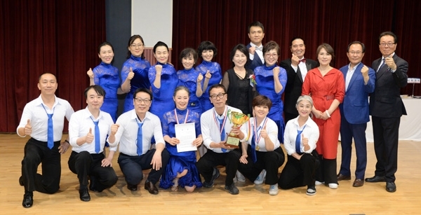 11일 오전 수원시 장안구 수원보훈공단 보훈재활체육센터에서 열린 `제5회 수원시장배 전국 실버댄스 경연대회`에서 대상을 받은 충남대학교 Dou3H팀이 기념촬영을 하고 있다. 윤원규 기자