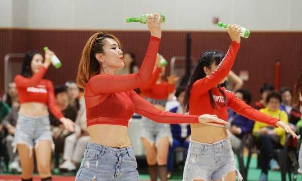 11일 오전 수원시 장안구 수원보훈공단 보훈재활체육센터에서 열린 `제5회 수원시장배 전국 실버댄스 경연대회`에서 참가자들이 그동안 갈고 닦은 아름다운 춤사위를 선보이고 있다. 윤원규 기자