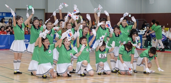 11일 오전 수원시 장안구 수원보훈공단 보훈재활체육센터에서 열린 `제5회 수원시장배 전국 실버댄스 경연대회`에서 참가자들이 그동안 갈고 닦은 아름다운 춤사위를 선보이고 있다. 윤원규 기자