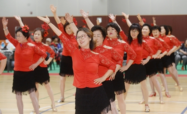 11일 오전 수원시 장안구 수원보훈공단 보훈재활체육센터에서 열린 `제5회 수원시장배 전국 실버댄스 경연대회`에서 참가자들이 그동안 갈고 닦은 아름다운 춤사위를 선보이고 있다. 윤원규 기자