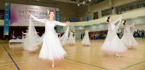 11일 오전 수원시 장안구 수원보훈공단 보훈재활체육센터에서 열린 `제5회 수원시장배 전국 실버댄스 경연대회`에서 참가자들이 그동안 갈고 닦은 아름다운 춤사위를 선보이고 있다. 윤원규 기자
