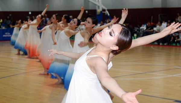 11일 오전 수원시 장안구 수원보훈공단 보훈재활체육센터에서 열린 `제5회 수원시장배 전국 실버댄스 경연대회`에서 성신여대 `염원` 공연이 펼쳐지고 있다 . 윤원규 기자