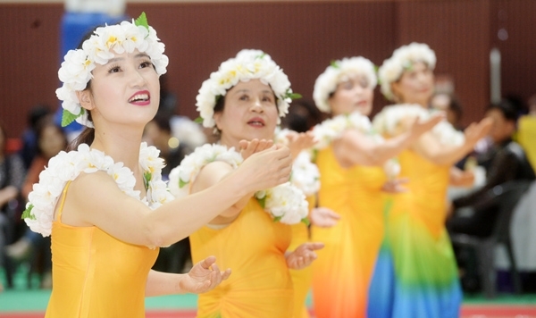 11일 오전 수원시 장안구 수원보훈공단 보훈재활체육센터에서 열린 `제5회 수원시장배 전국 실버댄스 경연대회`에서 참가자들이 그동안 갈고 닦은 아름다운 춤사위를 선보이고 있다. 윤원규 기자
