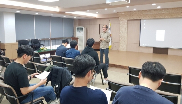 지난 10일 경기일보 본사에서 열린 ‘문장력 강화, 올바른 기사문장론’ 강연에서 엄민용 경향신문 스포츠산업팀장이 본보 기자를 대상으로 교육을 진행하고 있다. 채태병기자