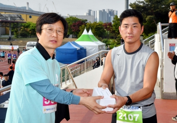 12일  과천 관문체육공원에서 열린 '2019 과천마라톤대회'에서 배수문 경기도의원이 경품추첨을 하고 있다. 이번 대회는 과천시와 경기일보가 공동 주최하고, 과천시체육회와 과천시육상연맹이 주관했다. 김시범기자