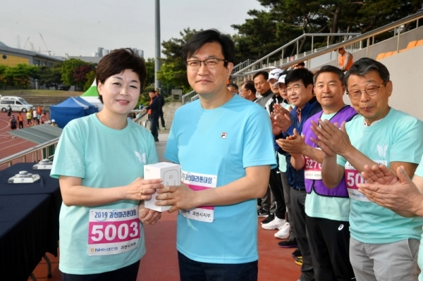12일  과천 관문체육공원에서 열린 '2019 과천마라톤대회'에서 윤미현 과천시의장이  경품추첨을 하고 있다. 이번 대회는 과천시와 경기일보가 공동 주최하고, 과천시체육회와 과천시육상연맹이 주관했다. 김시범기자