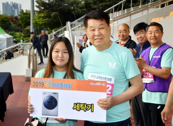 12일  과천 관문체육공원에서 열린 '2019 과천마라톤대회'에서 신항철 본보 대표이사 사장이  경품추첨을 하고 있다. 이번 대회는 과천시와 경기일보가 공동 주최하고, 과천시체육회와 과천시육상연맹이 주관했다. 김시범기자