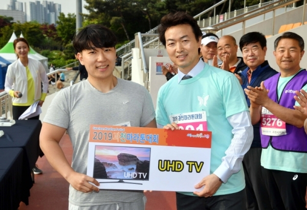 12일  과천 관문체육공원에서 열린 '2019 과천마라톤대회' 에서 김종천 과천시장이 경품추첨을 하고 있다. 이번 대회는 과천시와 경기일보가 공동 주최하고, 과천시체육회와 과천시육상연맹이 주관했다. 김시범기자