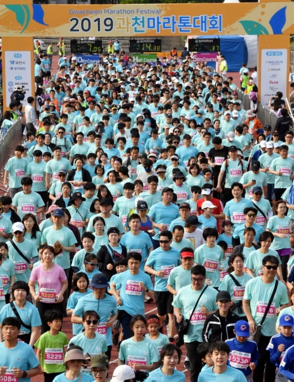 12일  과천 관문체육공원에서 열린 '2019 과천마라톤대회'에서 참가자들이 힘차게 출발하고 있다. 이번 대회는 과천시와 경기일보가 공동 주최하고, 과천시체육회와 과천시육상연맹이 주관했다. 김시범기자