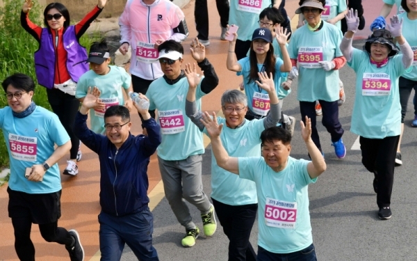 12일  과천 관문체육공원에서 열린 '2019 과천마라톤대회'에서 신항철 본보 대표이사 사장 등이 시민과 함께 달리고 있다. 이번 대회는 과천시와 경기일보가 공동 주최하고, 과천시체육회와 과천시육상연맹이 주관했다. 김시범기자