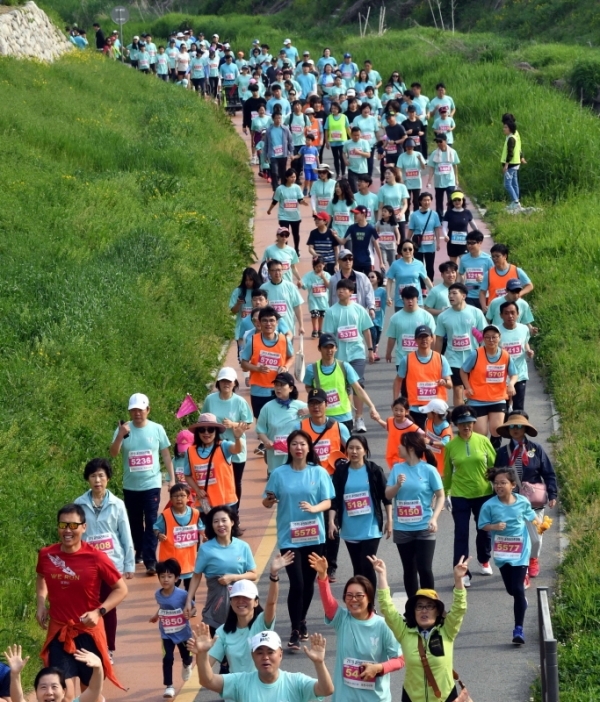 12일  과천 관문체육공원에서 열린 '2019 과천마라톤대회'에서 참가자들이 양재천을 따라 달리고 있다. 이번 대회는 과천시와 경기일보가 공동 주최하고, 과천시체육회와 과천시육상연맹이 주관했다. 김시범기자