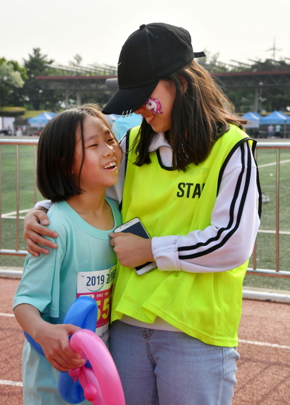 12일  과천 관문체육공원에서 열린 '2019 과천마라톤대회'  5km부문  여자 우승자. 이번 대회는 과천시와 경기일보가 공동 주최하고, 과천시체육회와 과천시육상연맹이 주관했다. 김시범기자
