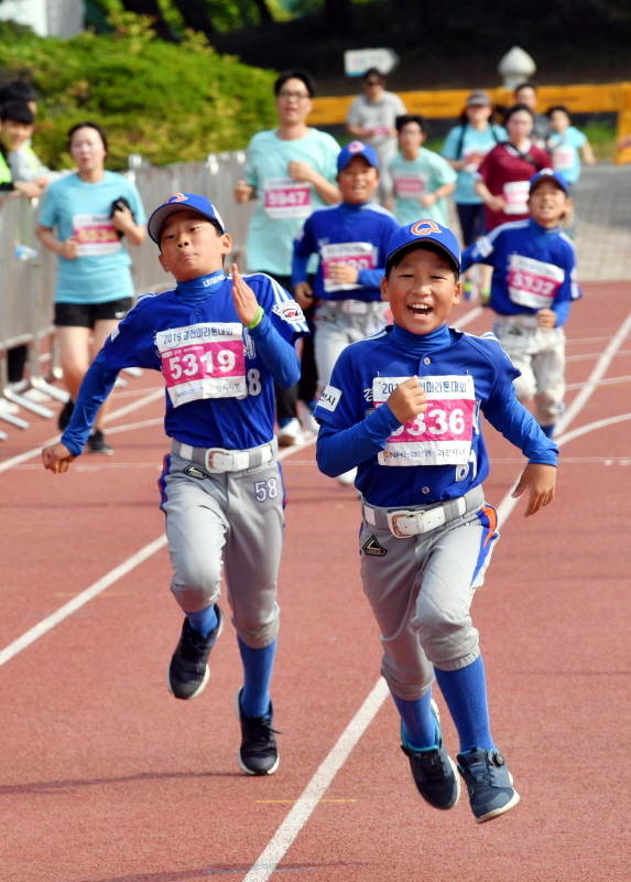 12일  과천 관문체육공원에서 열린 '2019 과천마라톤대회'에서 외국인 참가자들이 막판 스퍼트를 하고 있다. 이번 대회는 과천시와 경기일보가 공동 주최하고, 과천시체육회와 과천시육상연맹이 주관했다. 김시범기자