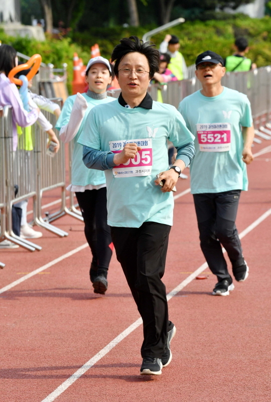12일  과천 관문체육공원에서 열린 '2019 과천마라톤대회'에서 배수문 경기도의원이 시민과 함께 달리고 있다. 이번 대회는 과천시와 경기일보가 공동 주최하고, 과천시체육회와 과천시육상연맹이 주관했다. 김시범기자