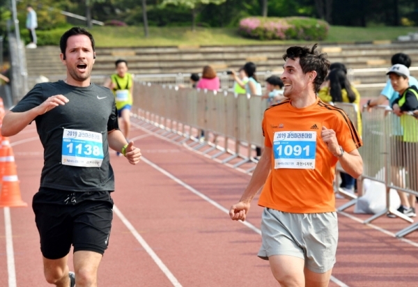 12일  과천 관문체육공원에서 열린 '2019 과천마라톤대회'에서 외국인 참가자들이 막판 스퍼트를 하고 있다. 이번 대회는 과천시와 경기일보가 공동 주최하고, 과천시체육회와 과천시육상연맹이 주관했다. 김시범기자