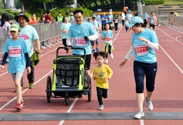 12일  과천 관문체육공원에서 열린 '2019 과천마라톤대회'에서 가족, 동료들이 함께 달리고 있다. 이번 대회는 과천시와 경기일보가 공동 주최하고, 과천시체육회와 과천시육상연맹이 주관했다. 김시범기자