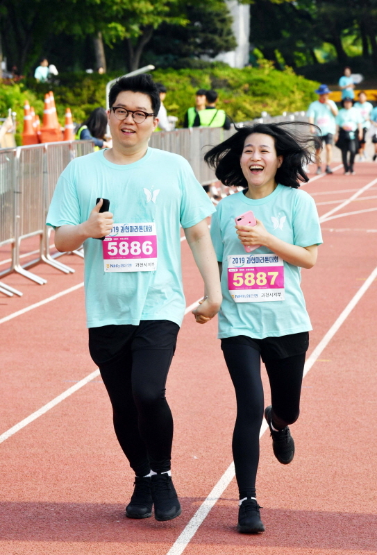 12일  과천 관문체육공원에서 열린 '2019 과천마라톤대회'에서 가족, 동료들이 함께 달리고 있다. 이번 대회는 과천시와 경기일보가 공동 주최하고, 과천시체육회와 과천시육상연맹이 주관했다. 김시범기자